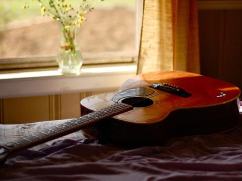 apprendre la guitare seul à la maison